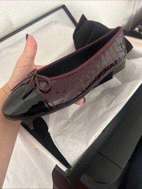 Chanel UB332 BORDEAUX FONCE/ NOIR-Embossed Patent Ballet Flat with Bow NEW